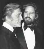 （左から）カーク・ダグラス、マイケル・ダグラス　（※写真は1977年ごろ）