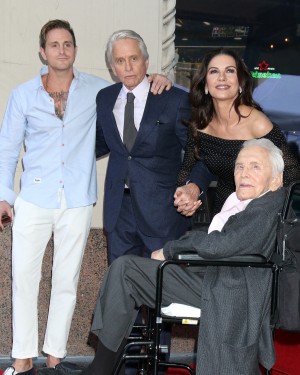 （左から）キャメロン・ダグラス、マイケル・ダグラス、キャサリン・ゼタ＝ジョーンズ、カーク・ダグラス（※写真は2018年ごろ）