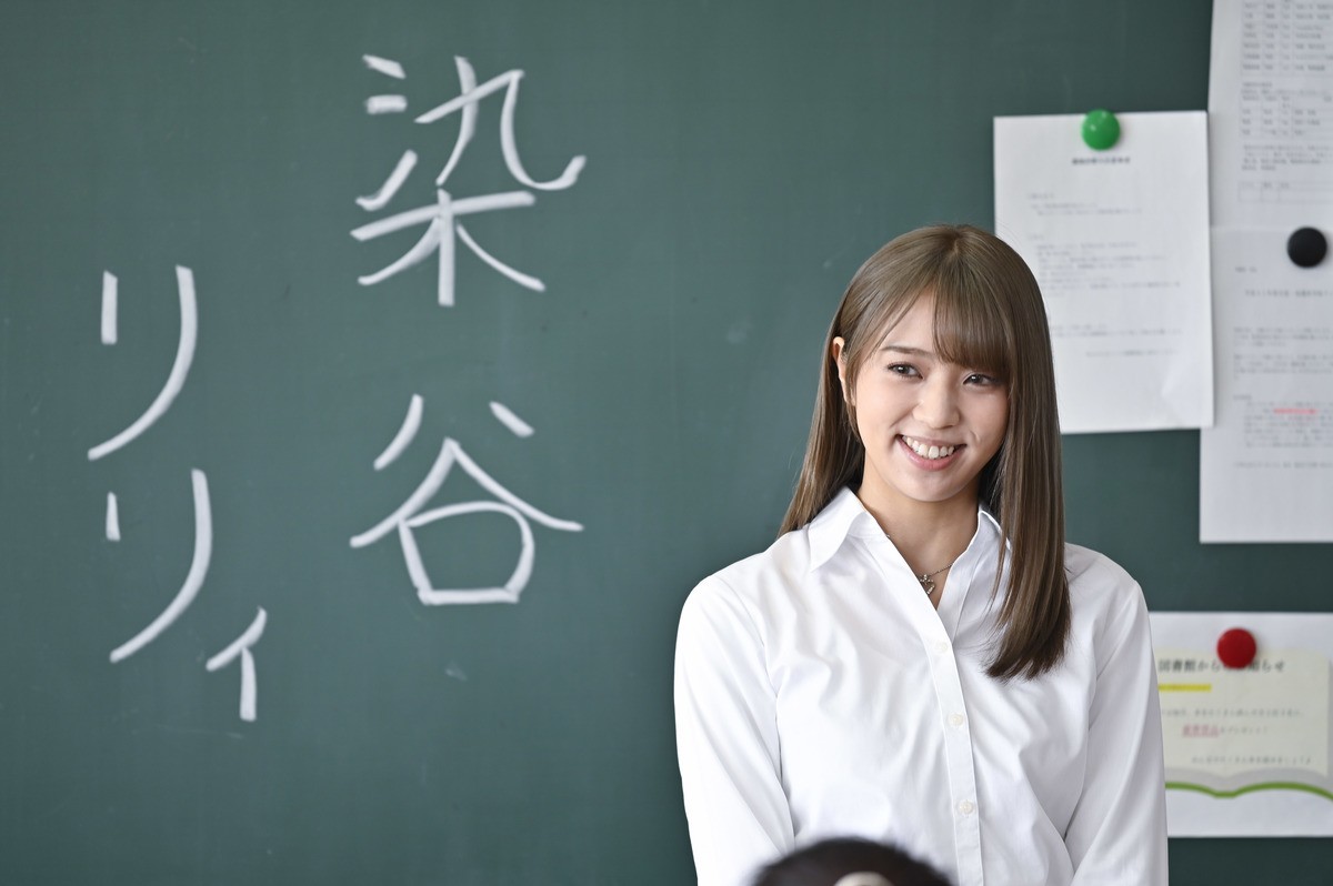 今夜の『女子高生の無駄づかい』転校生リリィ・小林由依！ 抜群のスタイルで注目集めるが…