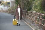 『全国ボロいい宿』オープニングで番組のキーアイテム“黄色のキャリーケース”をひく佐々木久美