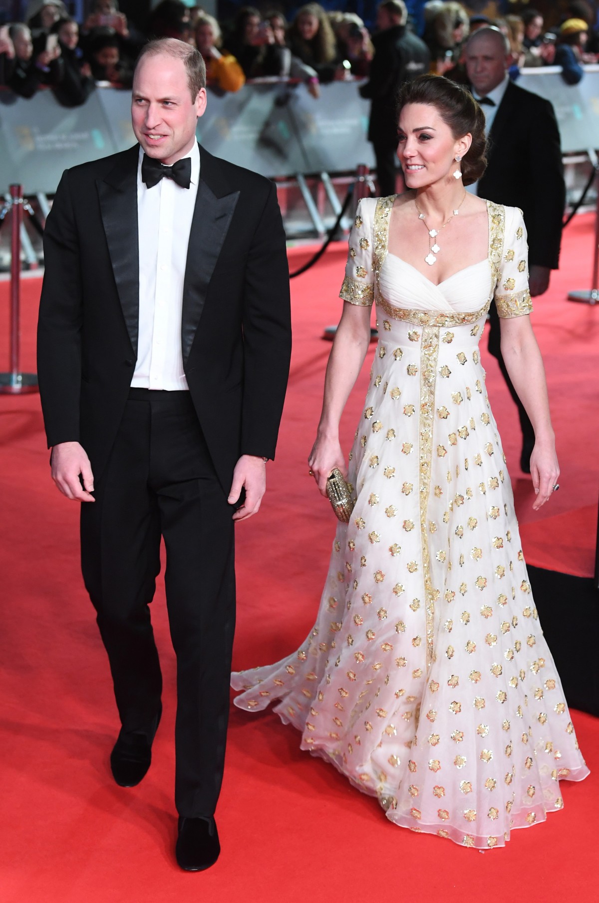 輝く美しさ！ キャサリン妃、ゴールド＆ホワイトドレスで華麗な装い　BAFTA授賞式に出席