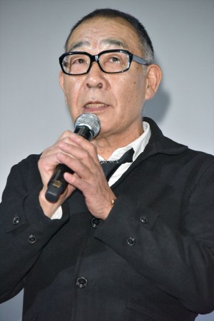 映画『静かな雨』公開記念舞台あいさつに登壇したでんでん