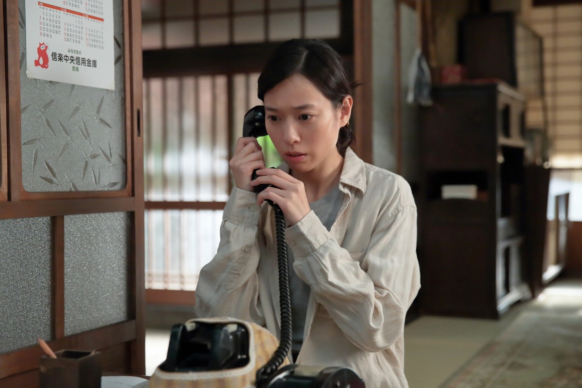 喜美子(戸田恵梨香)は八郎(松下洸平)に電話を掛けるが… 『スカーレット』第109回より