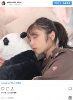 パンダを抱いてすやすや… ※「与田祐希2nd写真集『無口な時間』」公式インスタグラム