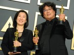 （左から）『パラサイト 半地下の家族』プロデューサーのクァク・シネとポン・ジュノ監督。第92回アカデミー賞授賞式にて