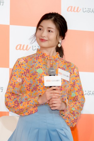 「au じぶん銀行」行名変更記者説明会に登場した土屋炎伽