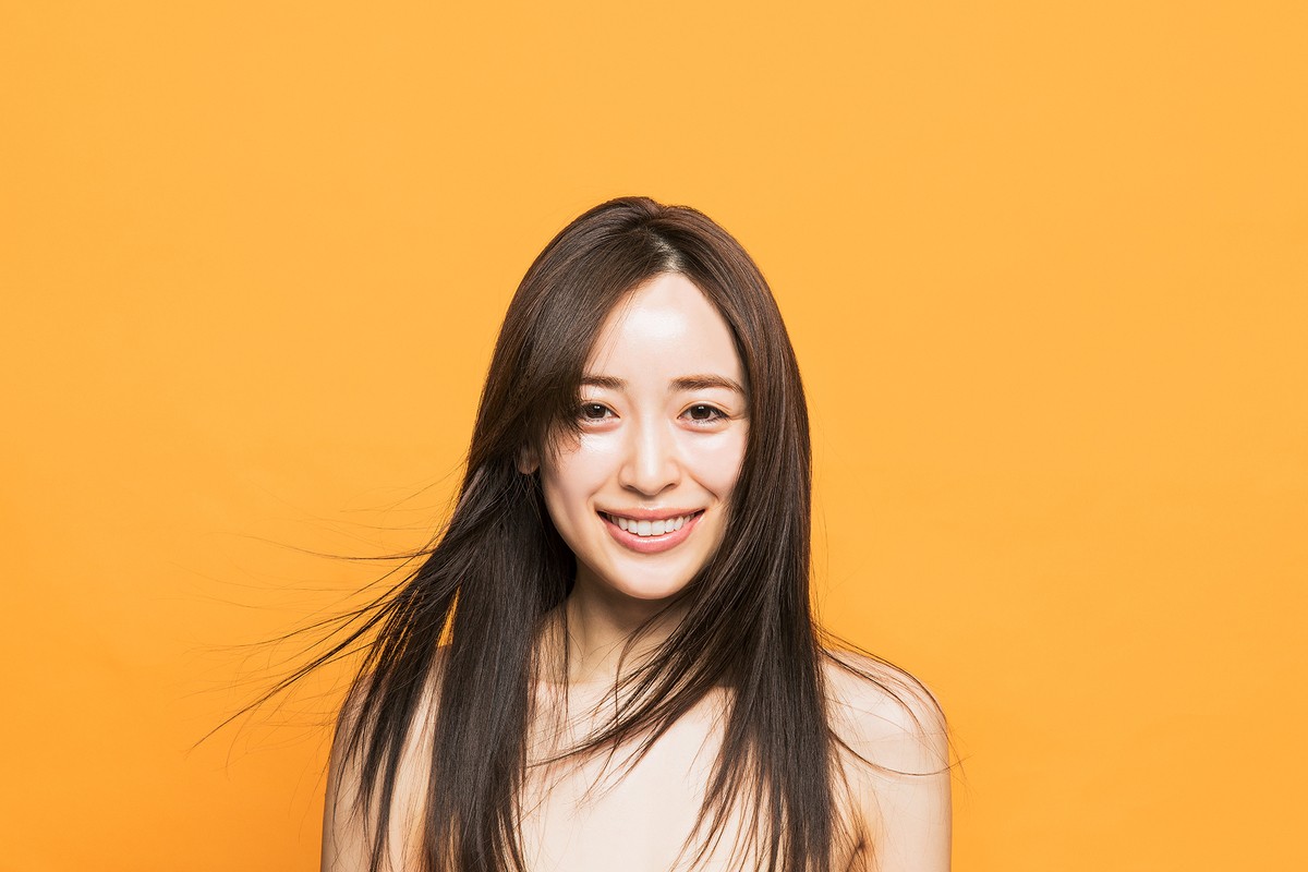 泉里香、胸元・くびれ・美脚あらわ　写真集＆ボディメイクブック同時発売決定