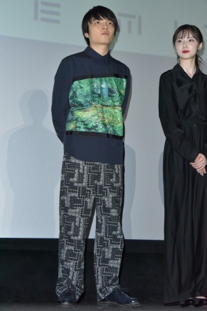 映画『踊ってミタ』完成披露舞台あいさつに登場した岡山天音