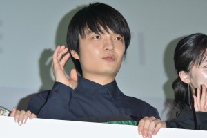 映画『踊ってミタ』完成披露舞台あいさつに登場した岡山天音