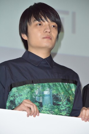 映画『踊ってミタ』完成披露舞台あいさつに登場した岡山天音