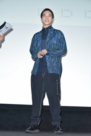 映画『踊ってミタ』完成披露舞台あいさつに登場した中村優一