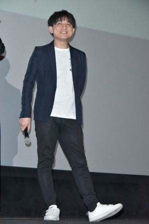 映画『踊ってミタ』完成披露舞台あいさつに登場した飯塚俊光監督