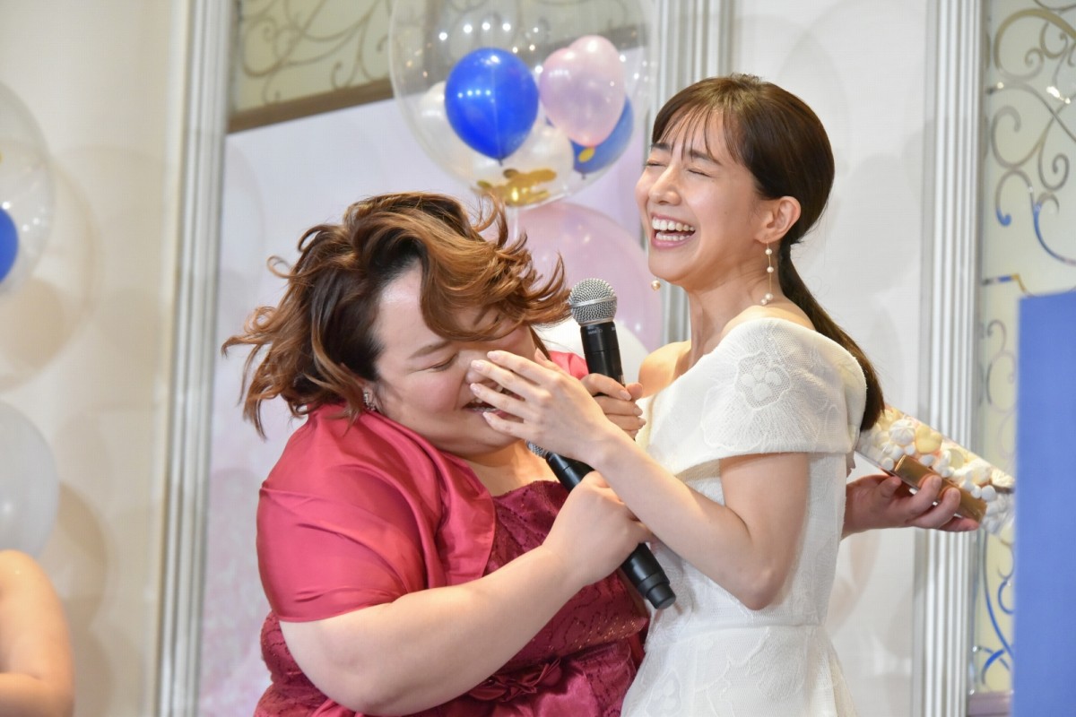 田中みな実、肩だし純白ワンピース姿で輝く美しさ 「ウエディングぽい感じ」とニッコリ