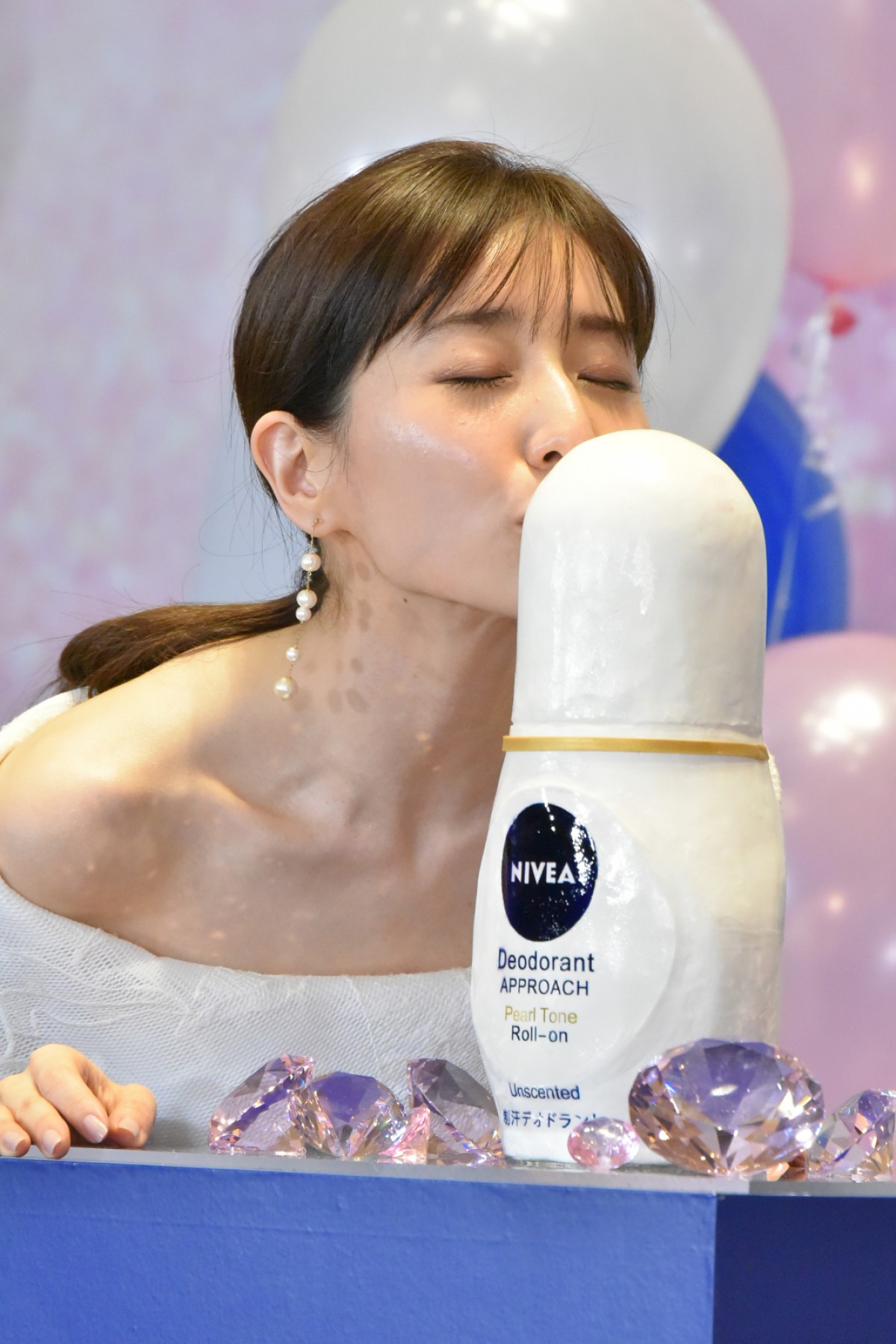 田中みな実、肩だし純白ワンピース姿で輝く美しさ 「ウエディングぽい感じ」とニッコリ