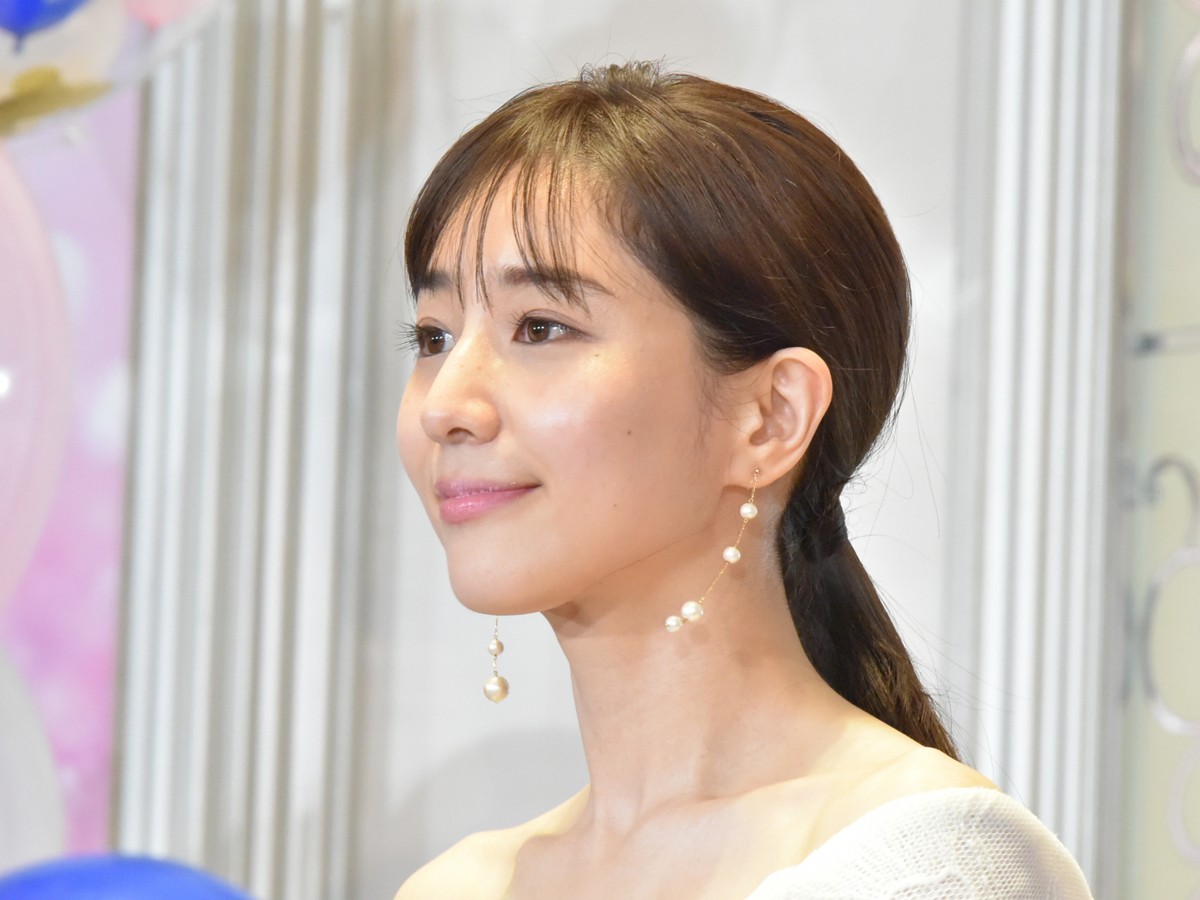 田中みな実、肩だし純白ワンピース姿で輝く美しさ 「ウエディングぽい感じ」とニッコリ