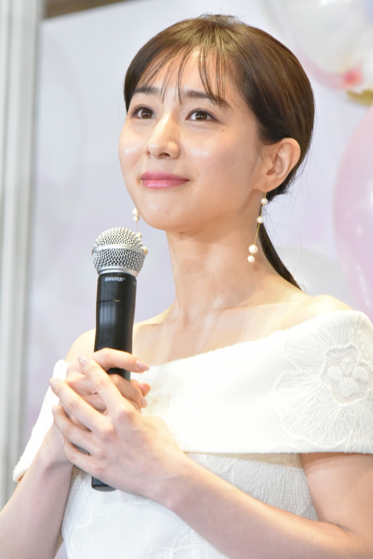 田中みな実、肩だし純白ワンピース姿で輝く美しさ 「ウエディングぽい感じ」とニッコリ