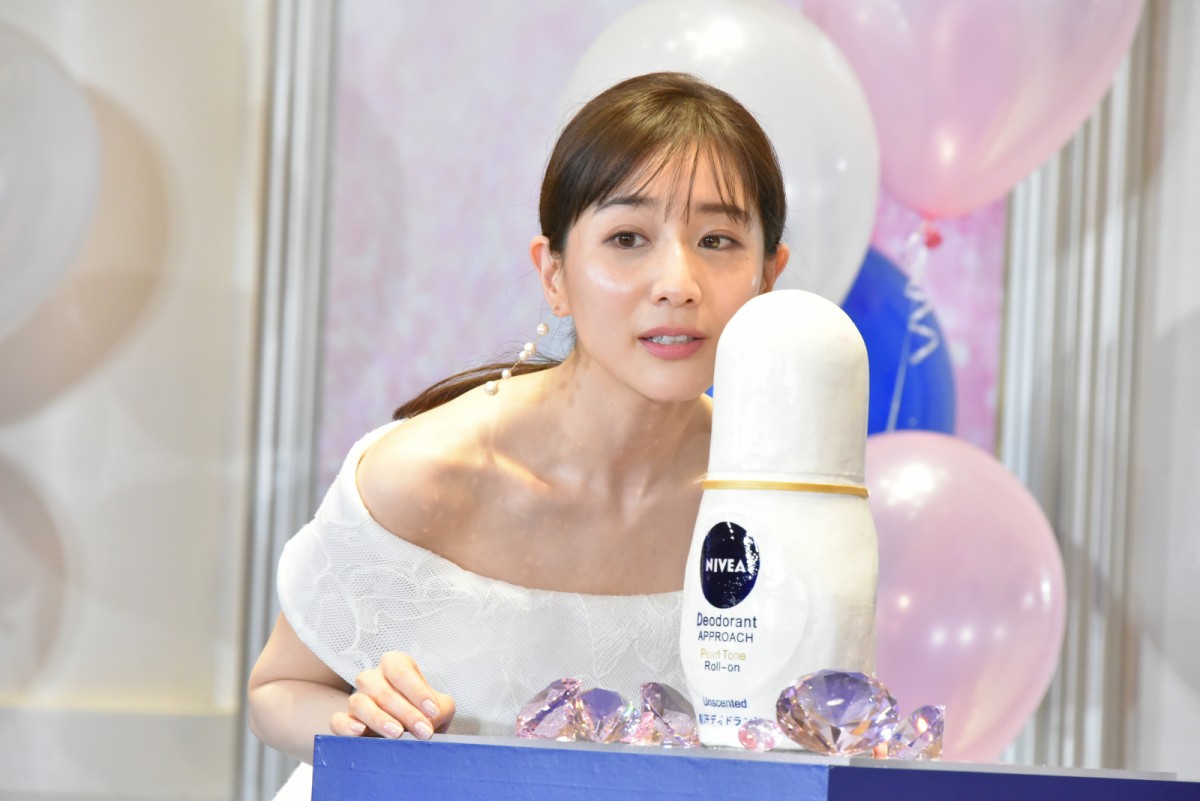 田中みな実、肩だし純白ワンピース姿で輝く美しさ 「ウエディングぽい感じ」とニッコリ