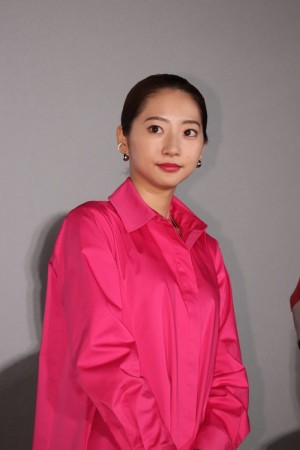 『劇場版 おいしい給食 Final Battle』完成披露舞台あいさつに登場した武田玲奈