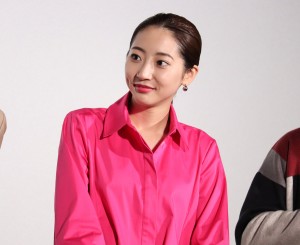 『劇場版 おいしい給食 Final Battle』完成披露舞台あいさつに登場した武田玲奈