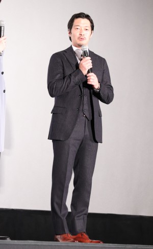 『劇場版 おいしい給食 Final Battle』完成披露舞台あいさつに登場した綾部真弥監督