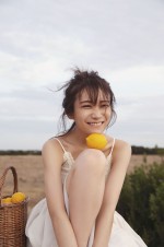 【写真】秋元真夏、大人の色香あふれるランジェリーカット
