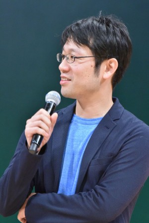 『映画ドラえもん のび太の新恐竜』完成披露舞台あいさつに登場した今井一暁監督