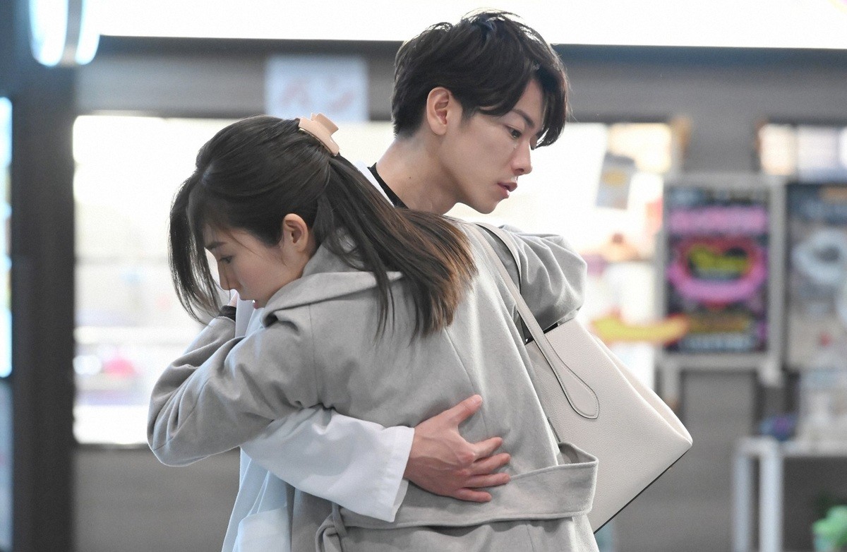 『恋はつづくよどこまでも』佐藤健、上白石萌音への“寝たふりキス”に大反響「天堂先生！！！」