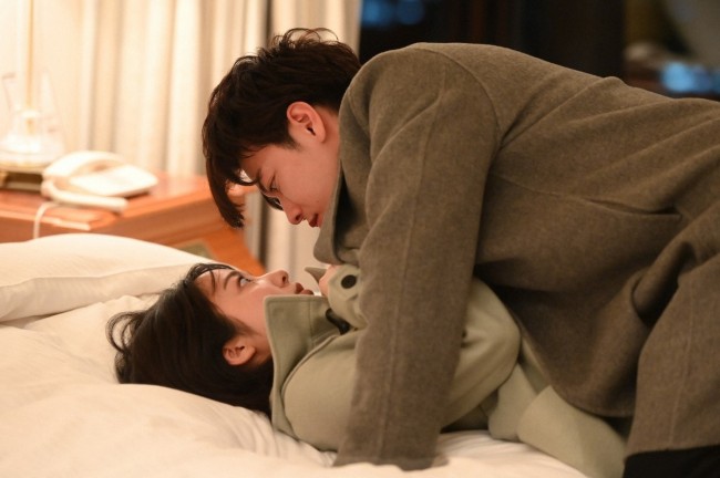 写真）『恋はつづくよどこまでも』佐藤健、上白石萌音への“寝たふり