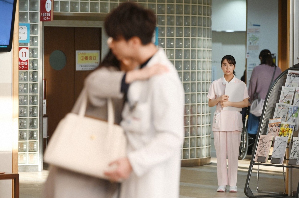 『恋はつづくよどこまでも』佐藤健、上白石萌音への“寝たふりキス”に大反響「天堂先生！！！」