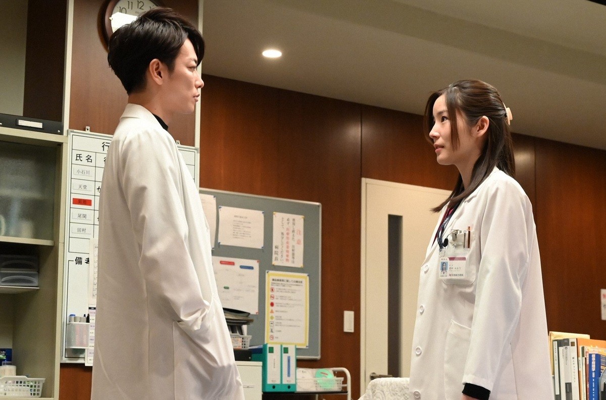『恋はつづくよどこまでも』佐藤健、上白石萌音への“寝たふりキス”に大反響「天堂先生！！！」