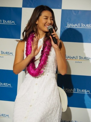 ハワイ州観光局「サーフィン」記者発表会に登場したすみれ