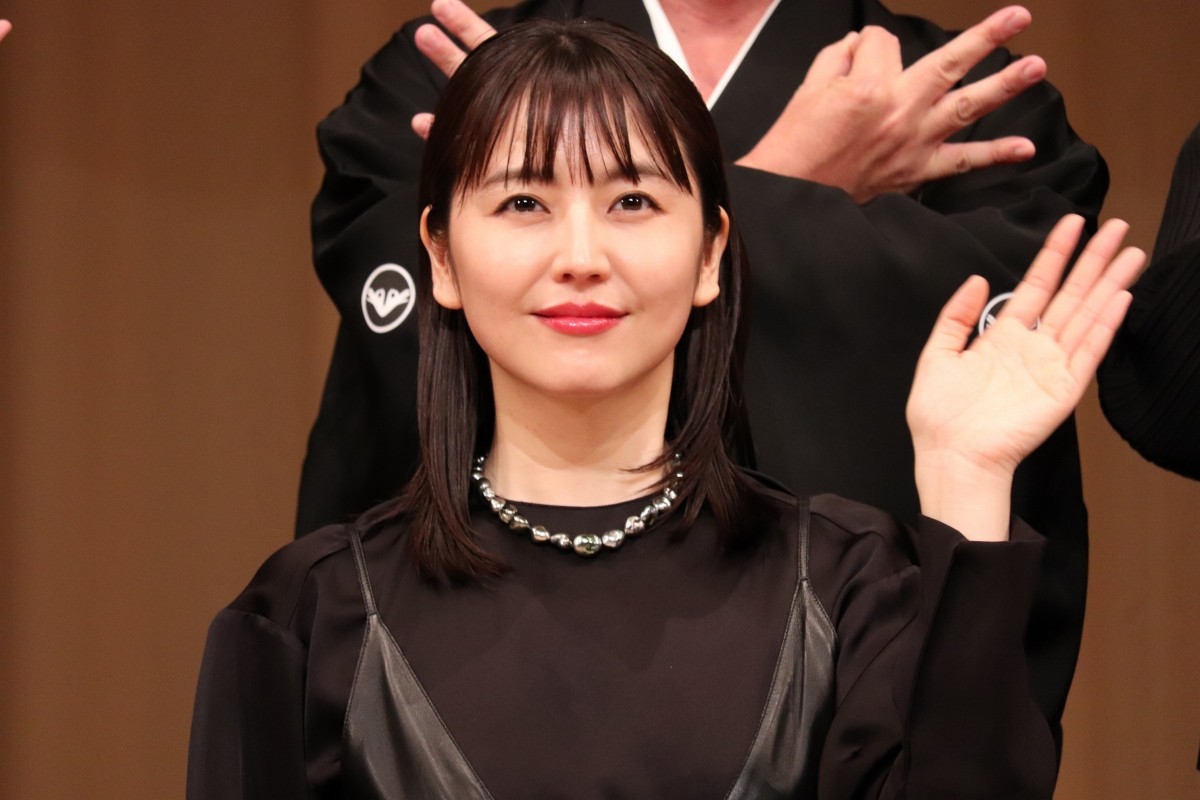 長澤まさみ、黒のドレスでブルーリボン賞受賞「信念を持って生きていきたい」