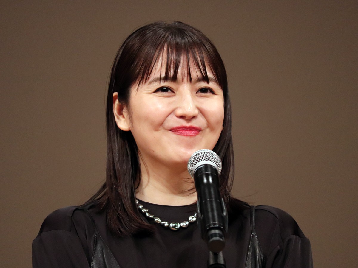 長澤まさみ、黒のドレスでブルーリボン賞受賞「信念を持って生きていきたい」