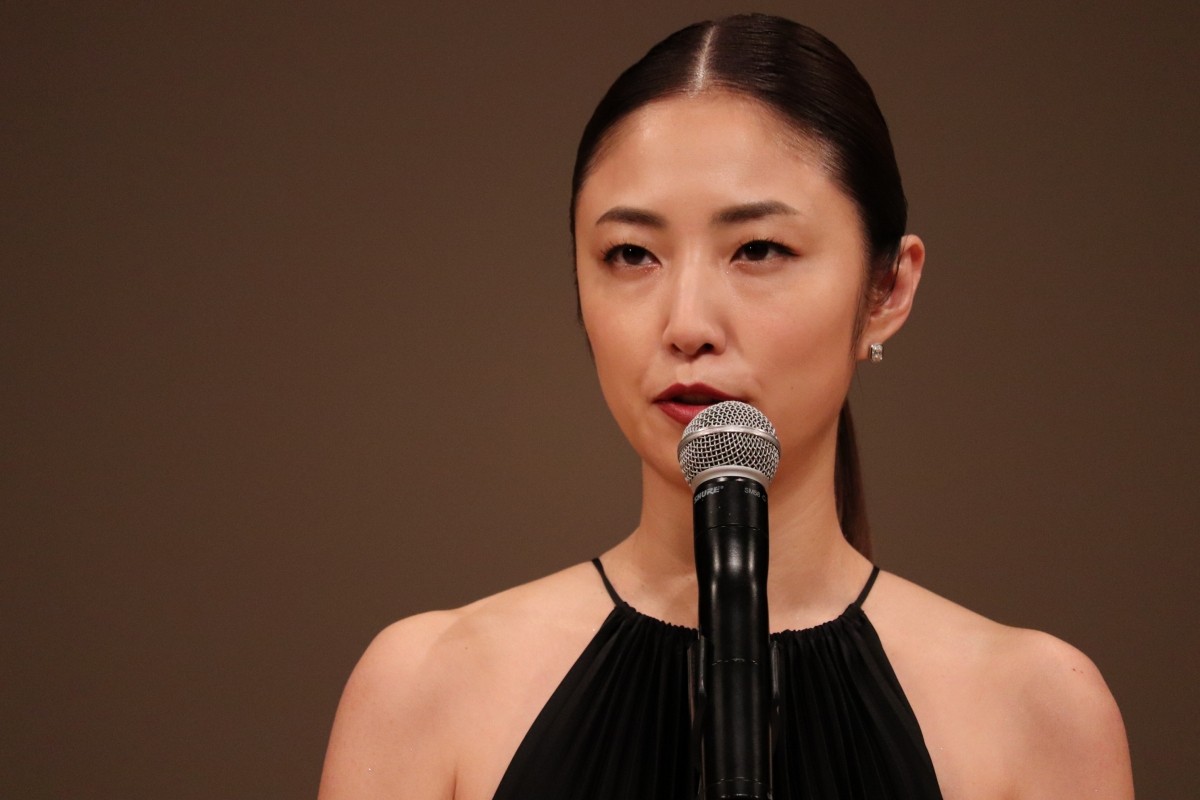 長澤まさみ、黒のドレスでブルーリボン賞受賞「信念を持って生きていきたい」