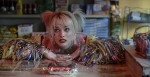 映画『ハーレイ・クインの華麗なる覚醒　BIRDS OF PREY』エッグサンドを待つハーレイの場面写真