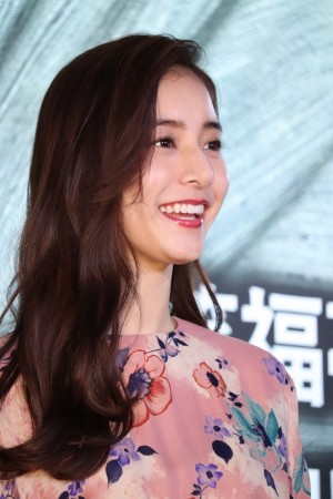 スペシャルドラマ『アメリカに負けなかった男～バカヤロー総理 吉田茂～』テープカットイベントに登場した新木優子