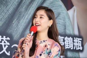 スペシャルドラマ『アメリカに負けなかった男～バカヤロー総理 吉田茂～』テープカットイベントに登場した新木優子