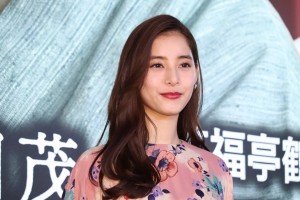 スペシャルドラマ『アメリカに負けなかった男～バカヤロー総理 吉田茂～』テープカットイベントに登場した新木優子