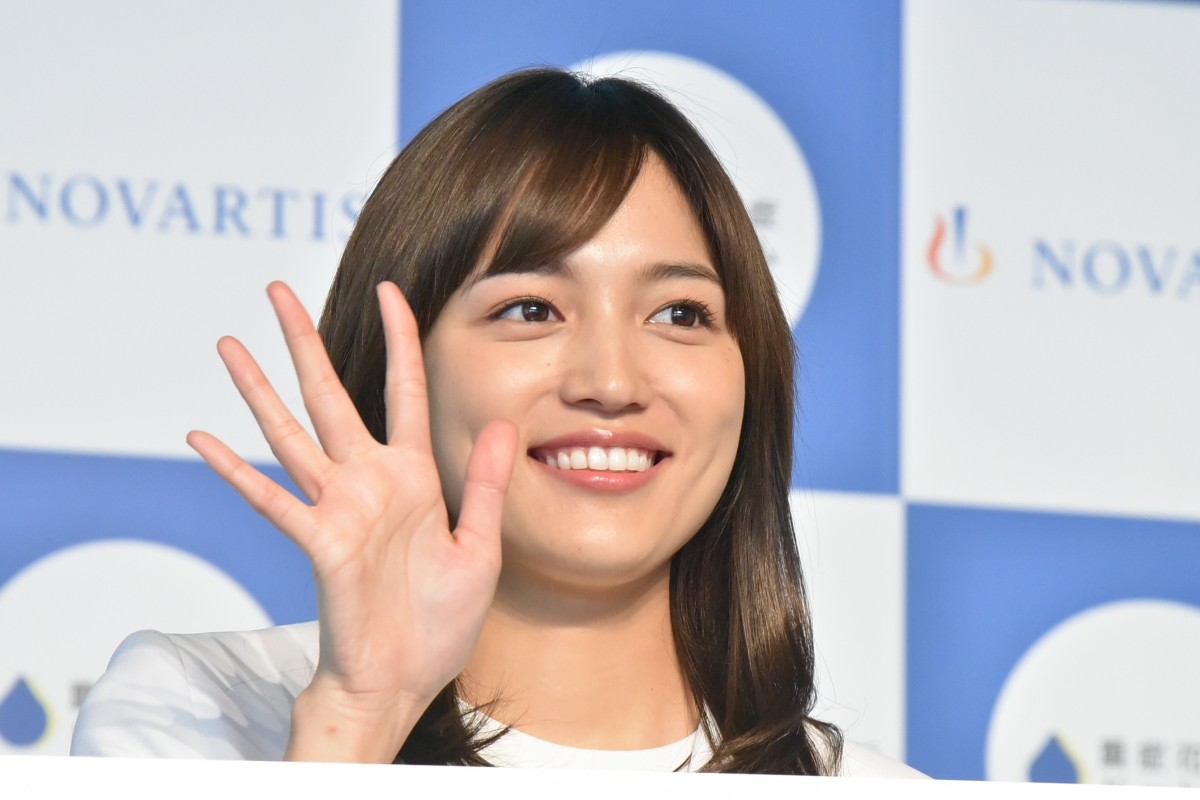 川口春奈、白のスカートスーツでエレガントな装い「春うららしたいな」