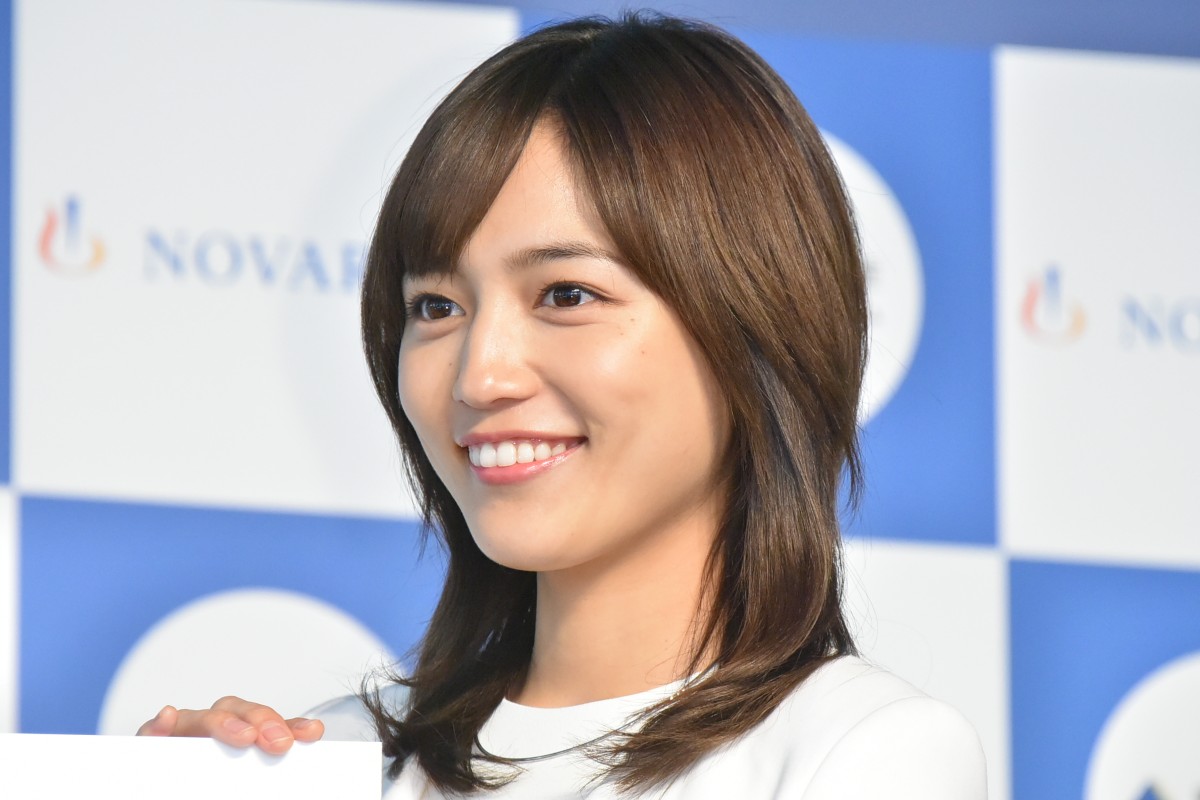 川口春奈、白のスカートスーツでエレガントな装い「春うららしたいな」