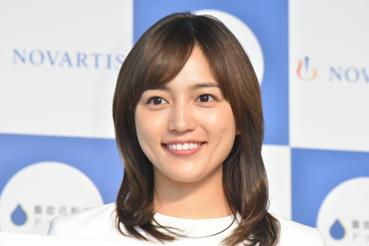 川口春奈、白のスカートスーツでエレガントな装い「春うららしたいな」