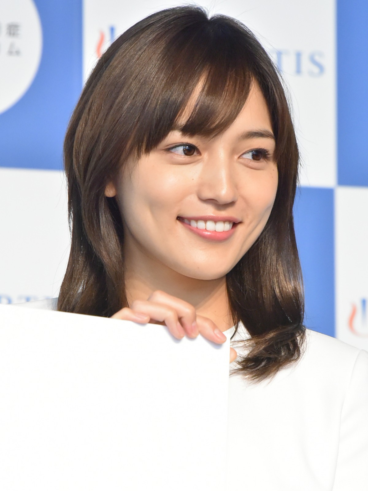 川口春奈、白のスカートスーツでエレガントな装い「春うららしたいな」