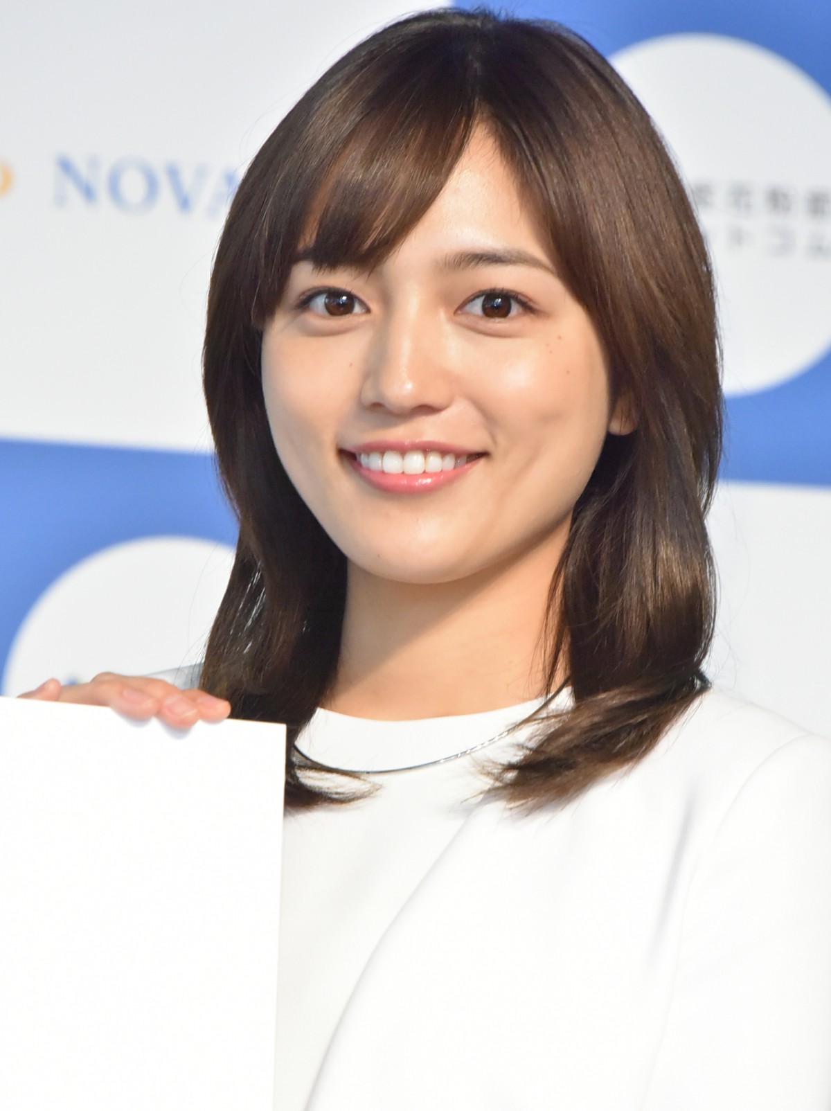 川口春奈、白のスカートスーツでエレガントな装い「春うららしたいな」