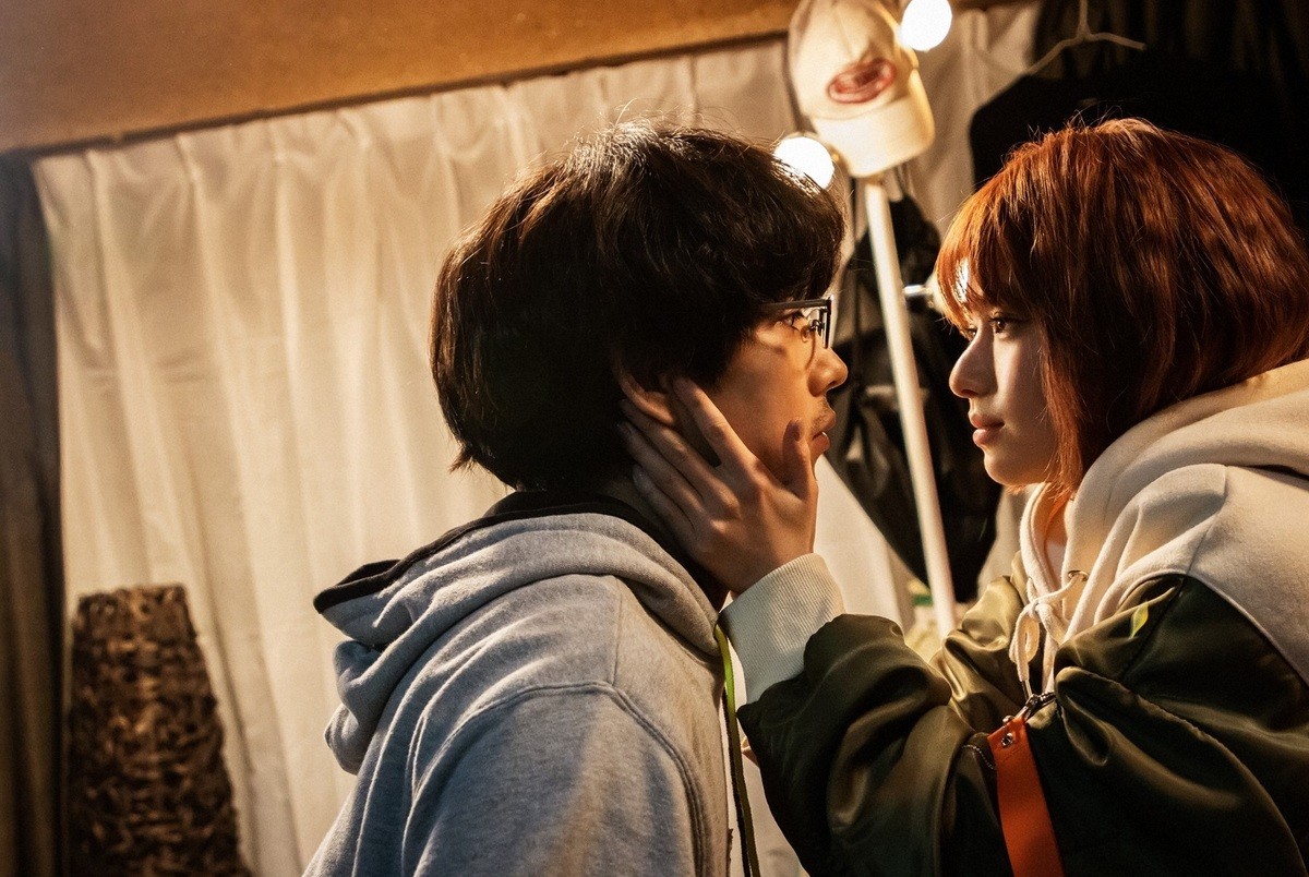 ドラマイズム『死にたい夜にかぎって』第1話場面写真(賀来賢人、山本舞香)