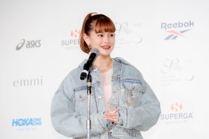 スニーカーベストドレッサー賞 2020 授賞式に登場したemma