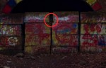 映画『犬鳴村』SNSで大きな話題を呼んでいる本編エンドロール映像。印の箇所に女性の顔に見える影が…。