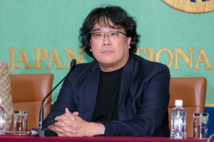 『パラサイト 半地下の家族』記者会見に登場したポン・ジュノ