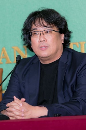 『パラサイト 半地下の家族』記者会見に登場したポン・ジュノ