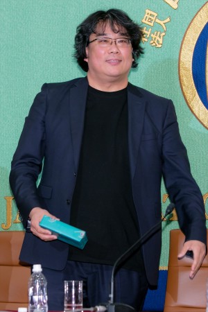 『パラサイト 半地下の家族』記者会見に登場したポン・ジュノ