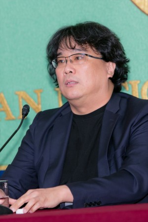 『パラサイト 半地下の家族』記者会見に登場したポン・ジュノ